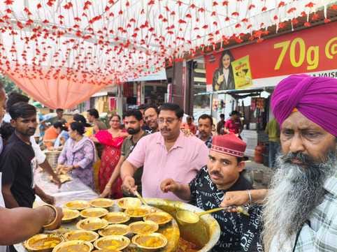 श्रीराम जानकी मंदिर के पास हो रहा भंडारा। संवाद