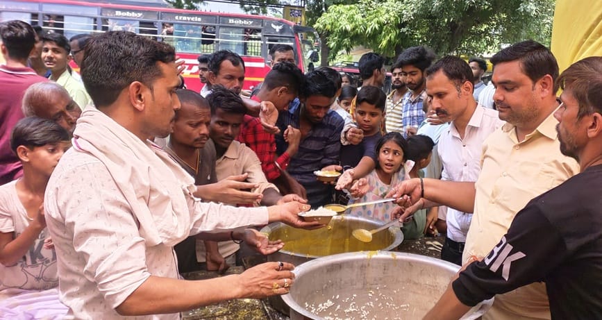 श्रीराम जानकी मंदिर के पास हो रहा भंडारा। संवाद
