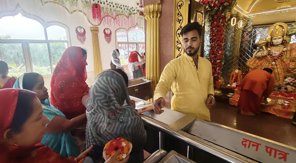 श्रीराम जानकी मंदिर के पास हो रहा भंडारा। संवाद