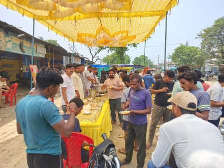 श्रीराम जानकी मंदिर के पास हो रहा भंडारा। संवाद