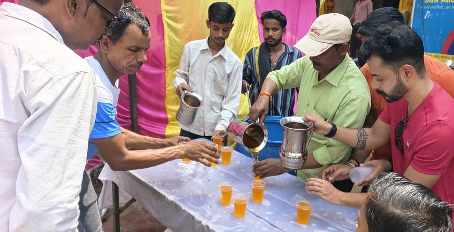 श्रीराम जानकी मंदिर के पास हो रहा भंडारा। संवाद