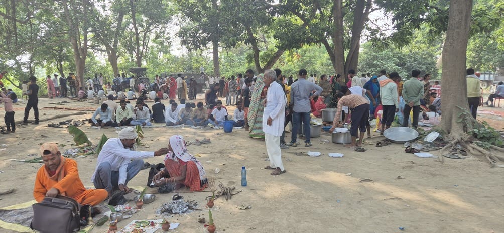 श्रीराम जानकी मंदिर के पास हो रहा भंडारा। संवाद