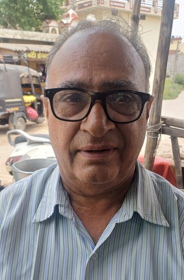 टांगरी बांध रोड से गुजरते डंपर के कारण उड़ रही धूल और परेशान होते वाहन चालक। संवाद टांगरी बांध रोड से गुजरते डंपर के कारण उड़ रही धूल और परेशान होते वाहन चालक। संवाद