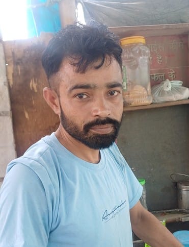 टांगरी बांध रोड से गुजरते डंपर के कारण उड़ रही धूल और परेशान होते वाहन चालक। संवाद टांगरी बांध रोड से गुजरते डंपर के कारण उड़ रही धूल और परेशान होते वाहन चालक। संवाद