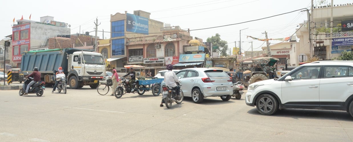 टांगरी बांध रोड से गुजरते डंपर के कारण उड़ रही धूल और परेशान होते वाहन चालक। संवाद टांगरी बांध रोड से गुजरते डंपर के कारण उड़ रही धूल और परेशान होते वाहन चालक। संवाद