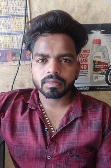 टांगरी बांध रोड से गुजरते डंपर के कारण उड़ रही धूल और परेशान होते वाहन चालक। संवाद टांगरी बांध रोड से गुजरते डंपर के कारण उड़ रही धूल और परेशान होते वाहन चालक। संवाद