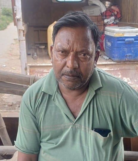 टांगरी बांध रोड से गुजरते डंपर के कारण उड़ रही धूल और परेशान होते वाहन चालक। संवाद टांगरी बांध रोड से गुजरते डंपर के कारण उड़ रही धूल और परेशान होते वाहन चालक। संवाद