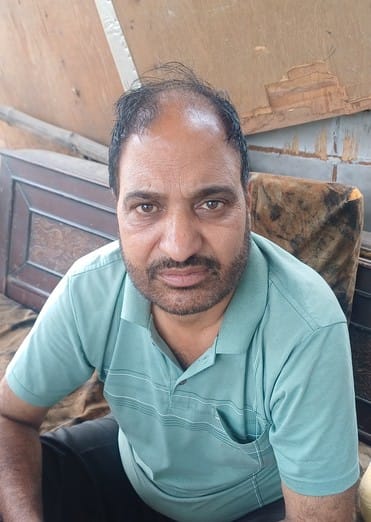 टांगरी बांध रोड से गुजरते डंपर के कारण उड़ रही धूल और परेशान होते वाहन चालक। संवाद टांगरी बांध रोड से गुजरते डंपर के कारण उड़ रही धूल और परेशान होते वाहन चालक। संवाद