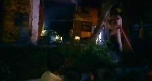 धवाला चौक पर हार्डवेयर स्टोर में लगी आग को बुझाते दमकल कर्मी। -स्रोत : जागरूक पाठक