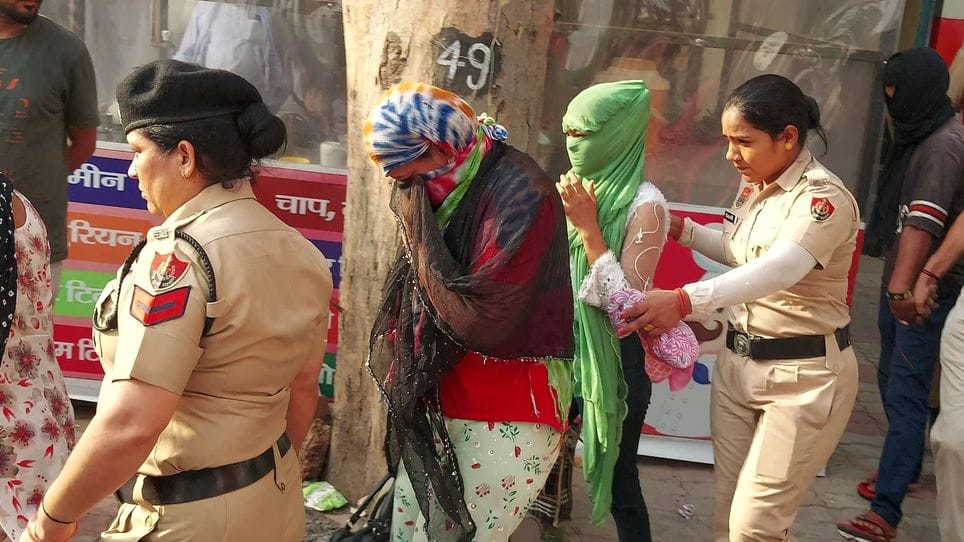 20जेएनडी37: होटल से पकड़ी गई युवतियां को लेकर जाती पुलिस। संवाद 20जेएनडी37: होटल से पकड़ी गई युवतियां को लेकर जाती पुलिस। संवाद