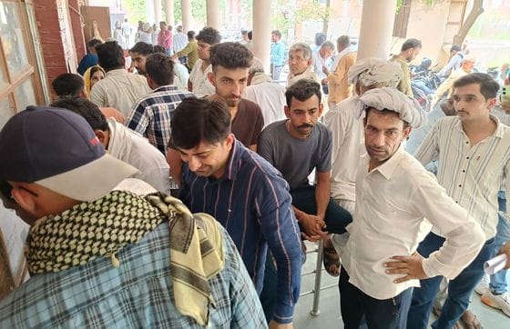 21जेएनडी07-खेवट निकलवाने के लिए पहुंचा ढांडाखेड़ी निवासी आशीष। संवाद 21जेएनडी07-खेवट निकलवाने के लिए पहुंचा ढांडाखेड़ी निवासी आशीष। संवाद