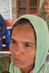 61....करनाल रेलवे स्टेशन के बाहर इंतजार करते यात्री । संवाद