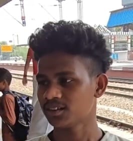 61....करनाल रेलवे स्टेशन के बाहर इंतजार करते यात्री । संवाद