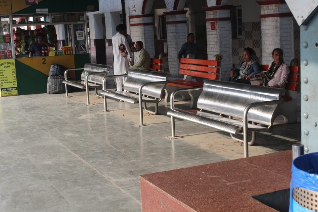 61....करनाल रेलवे स्टेशन के बाहर इंतजार करते यात्री । संवाद