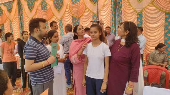 अणु स्थित भारतीय खेल प्राधिकरण के मैदान में खनन रक्षक की शारीरिक दक्षता परीक्षा में भाग लेते अभ