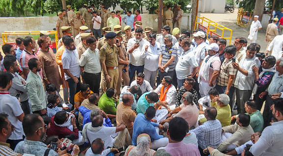 छात्र के साथ मारपीट करने वाले आरोपी। संवाद