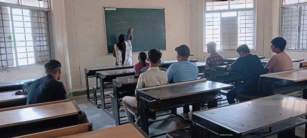 छात्रावास में लगा ताला क्लास रूम में बैठे गिनती के छात्र