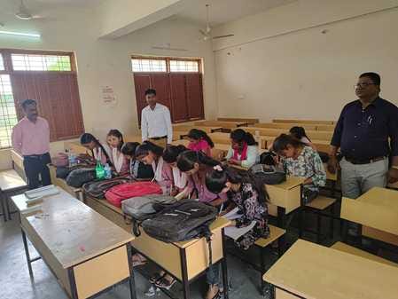छात्रावास में लगा ताला क्लास रूम में बैठे गिनती के छात्र