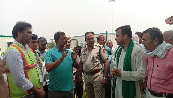 फोटो :10: सोनीपत में केजीपी पर स्थित गांव जाखौली टोल प्लाजा पर धरना देते किसान। संवाद