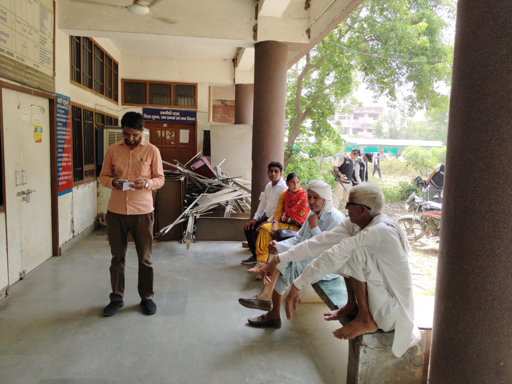 फतेहाबाद के लघुसचिवालसय में एसडीएम कार्यालय की जांच करते हुए बम निरोधक दस्ता व डॉग स्कवायड टीम फतेहाबाद के लघुसचिवालसय में एसडीएम कार्यालय की जांच करते हुए बम निरोधक दस्ता व डॉग स्कवायड टीम