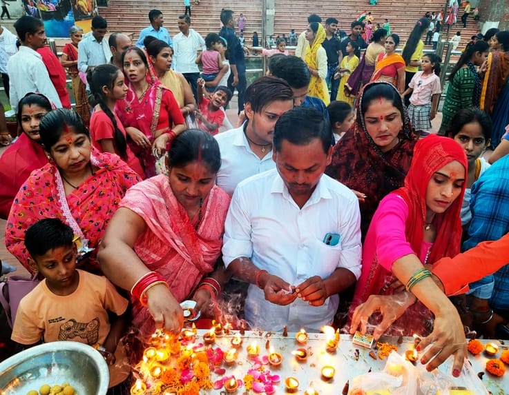 खिरनीबाग स्थित राम जानकी मंदिर में बड़े मंगल के उपलक्ष्य में आयोजित भण्डारा में प्रसाद गृहण क खिरनीबाग स्थित राम जानकी मंदिर में बड़े मंगल के उपलक्ष्य में आयोजित भण्डारा में प्रसाद गृहण क