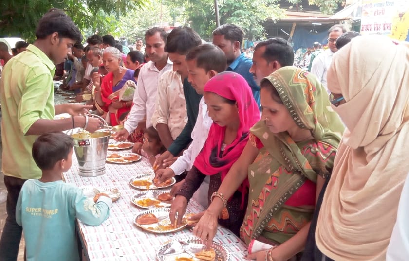 खिरनीबाग स्थित राम जानकी मंदिर में बड़े मंगल के उपलक्ष्य में आयोजित भण्डारा में प्रसाद गृहण क खिरनीबाग स्थित राम जानकी मंदिर में बड़े मंगल के उपलक्ष्य में आयोजित भण्डारा में प्रसाद गृहण क