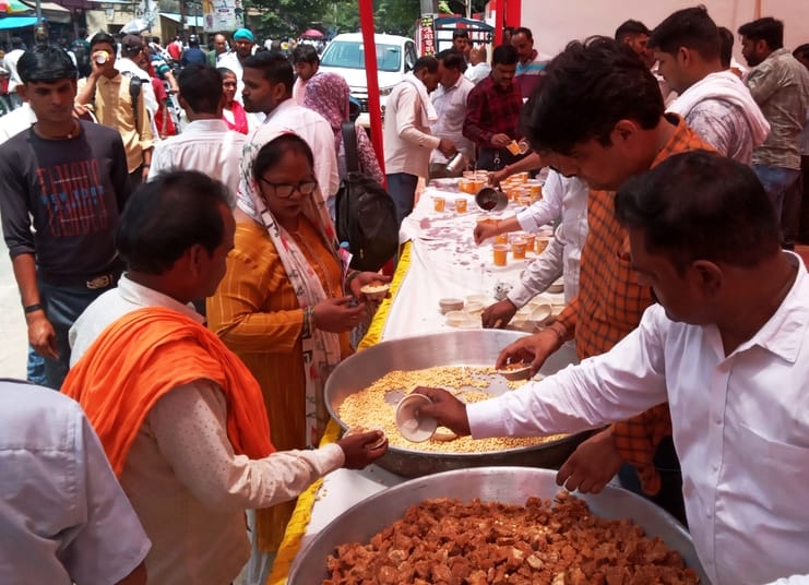 खिरनीबाग स्थित राम जानकी मंदिर में बड़े मंगल के उपलक्ष्य में आयोजित भण्डारा में प्रसाद गृहण क खिरनीबाग स्थित राम जानकी मंदिर में बड़े मंगल के उपलक्ष्य में आयोजित भण्डारा में प्रसाद गृहण क