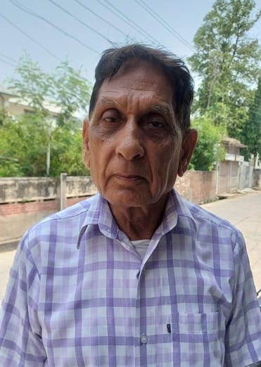 महेश नगर बब्याल रोड पर गड्ढे के बीच से होकर गुजरती कार। संवाद महेश नगर बब्याल रोड पर गड्ढे के बीच से होकर गुजरती कार। संवाद