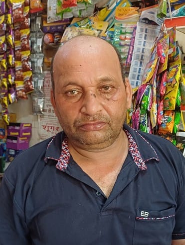 महेश नगर बब्याल रोड पर गड्ढे के बीच से होकर गुजरती कार। संवाद महेश नगर बब्याल रोड पर गड्ढे के बीच से होकर गुजरती कार। संवाद
