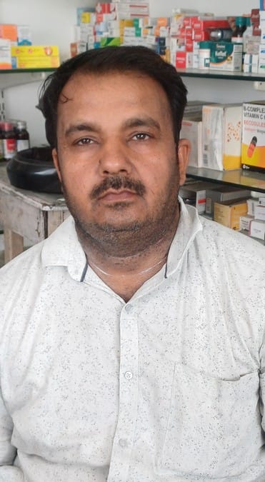 महेश नगर बब्याल रोड पर गड्ढे के बीच से होकर गुजरती कार। संवाद महेश नगर बब्याल रोड पर गड्ढे के बीच से होकर गुजरती कार। संवाद