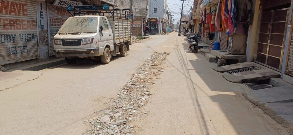 महेश नगर बब्याल रोड पर गड्ढे के बीच से होकर गुजरती कार। संवाद महेश नगर बब्याल रोड पर गड्ढे के बीच से होकर गुजरती कार। संवाद