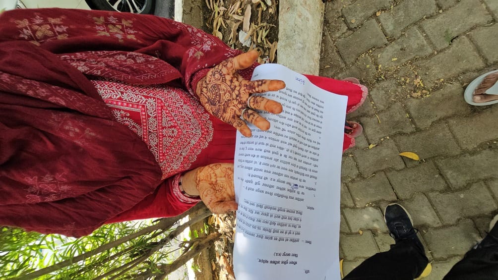 मेहंदी लगाये SP ऑफिस पहुंची दुल्हन, बोली दूल्हा बारात लेकर नहीं आया।