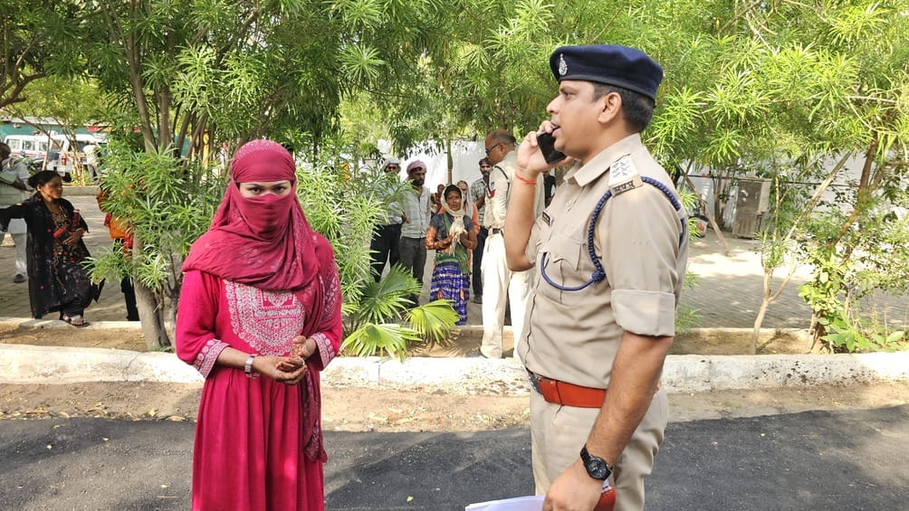 मेहंदी लगाये SP ऑफिस पहुंची दुल्हन, बोली दूल्हा बारात लेकर नहीं आया।