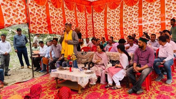 समेज़ में बाढ प्रभावितों को सहायता राशि देते हिमाचल प्रदेश 7वें वितायोग अध्यक्ष नंद लाल। स्त्रो