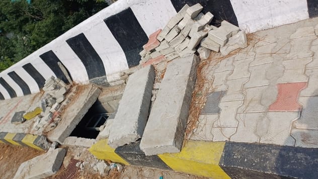 धर्मशाला में कैंची मोड़ के पास बिजली केवल का अंडरग्राउंड ट्रेंच में डालने के लिए उखड़ा गया फुटप धर्मशाला में कैंची मोड़ के पास बिजली केवल का अंडरग्राउंड ट्रेंच में डालने के लिए उखड़ा गया फुटप