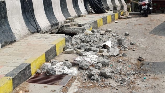 धर्मशाला में कैंची मोड़ के पास बिजली केवल का अंडरग्राउंड ट्रेंच में डालने के लिए उखड़ा गया फुटप धर्मशाला में कैंची मोड़ के पास बिजली केवल का अंडरग्राउंड ट्रेंच में डालने के लिए उखड़ा गया फुटप