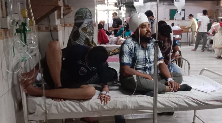 21सीटीके12.....पीजीआई इमरजेंसी में एक ही बेड पर दो मरीजों को ग्लूकोस चढ़ता हुआ। संवाद 21सीटीके12.....पीजीआई इमरजेंसी में एक ही बेड पर दो मरीजों को ग्लूकोस चढ़ता हुआ। संवाद