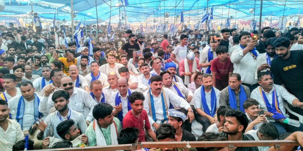आजाद समाज पार्टी (कांशीराम) के सम्मेलन में चंद्रशेखर आजाद को जोश के साथ संबोधित करते हुए। (मवान