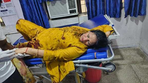 अस्पताल में इलाज के लिए भर्ती घायल अस्पताल में इलाज के लिए भर्ती घायल