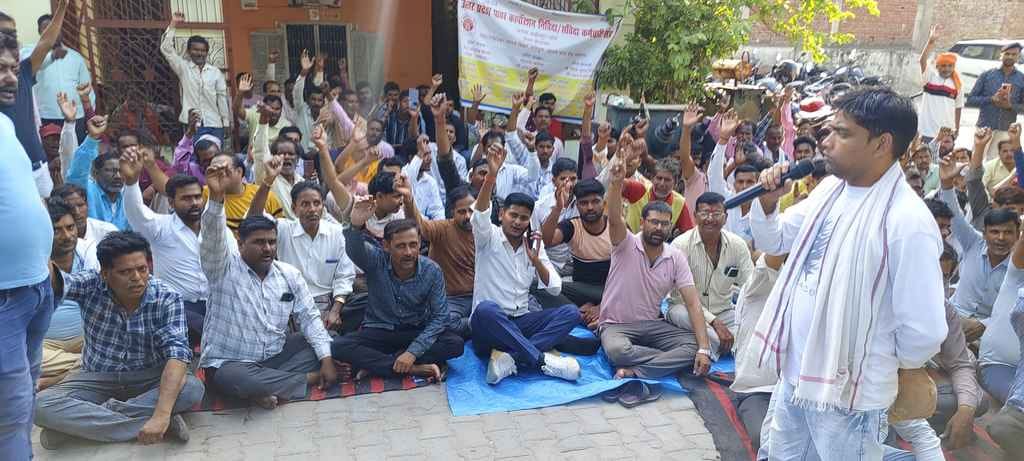 अधीक्षण अभियंता कार्यालय पर विरोध प्रदर्शन करते हुए संविदा कर्मचारी। संवाद