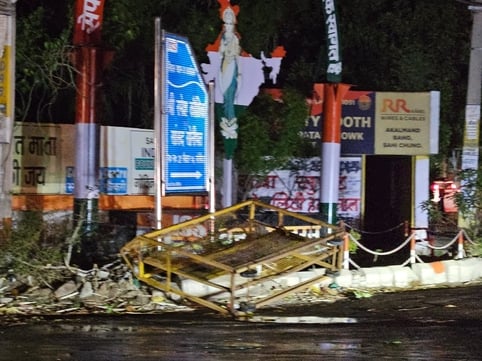 फोटो :34: सोनीपत के अशोक नगर में आंधी से उखड़ा पड़ा पेड़ और मौके पर मौजूद मेयर राजीव जैन व शहरवासी फोटो :34: सोनीपत के अशोक नगर में आंधी से उखड़ा पड़ा पेड़ और मौके पर मौजूद मेयर राजीव जैन व शहरवासी