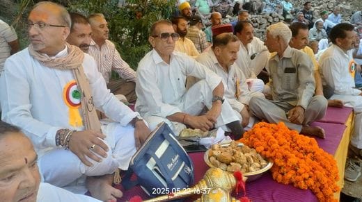कक्कड़हट्टी मेले में वॉलीबाल प्रतियोगिता की विजेता टीम ट्रॉफी लेते हुए। संवाद 
