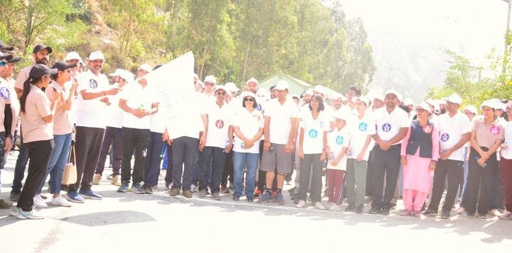 लूहरी जल विद्युत परियोजना प्रमुख ने मैराथन विजेताओं को किया पुरस्कृत। स्रोत : परियोजना प्रबंधन लूहरी जल विद्युत परियोजना प्रमुख ने मैराथन विजेताओं को किया पुरस्कृत। स्रोत : परियोजना प्रबंधन