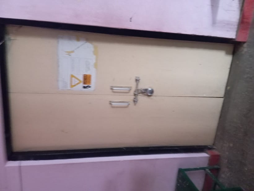 ओयल स्थित ट्रामा सेंटर में धूल फांकती एक्स-रे मशीन। संवाद ओयल स्थित ट्रामा सेंटर में धूल फांकती एक्स-रे मशीन। संवाद