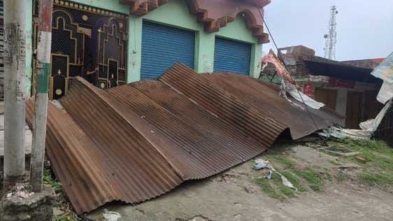 पलिया-भीरा मार्ग पर गिरे पेड़ से बाधित हुआ यातायात। संवाद पलिया-भीरा मार्ग पर गिरे पेड़ से बाधित हुआ यातायात। संवाद