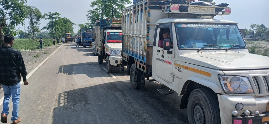 पलिया-भीरा मार्ग पर गिरे पेड़ से बाधित हुआ यातायात। संवाद पलिया-भीरा मार्ग पर गिरे पेड़ से बाधित हुआ यातायात। संवाद