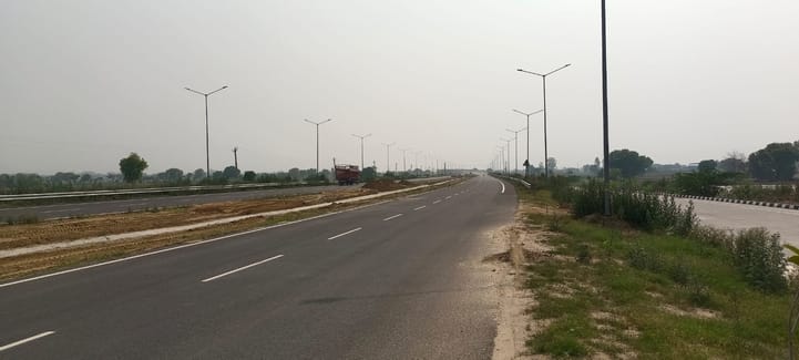 सोनीपत के गांव बड़वासनी के पास एनएच-352ए पर एलिवेटेड हाईवे के लिए बनाए गए पिलर। संवाद