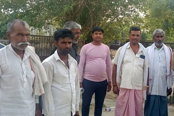 दबतोरी में ट्रैक्टर के अल्टीनेटर से चलाया जा रहा ट्यूबवेल। संवाद