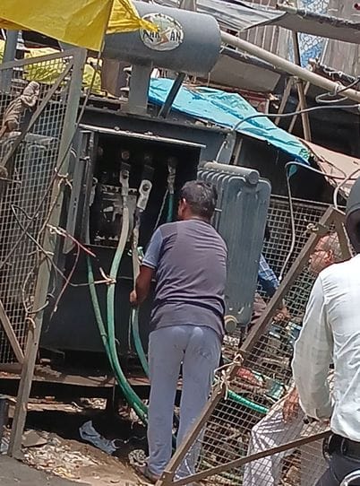 दबतोरी में ट्रैक्टर के अल्टीनेटर से चलाया जा रहा ट्यूबवेल। संवाद