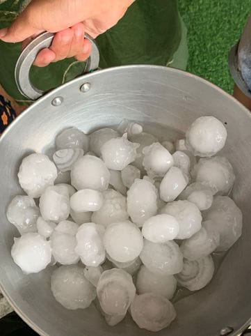 देहरा में बुधवार को दोपहर बाद शुरू हुई बारिश के दौरान छाया अंधेरा। संवाद देहरा में बुधवार को दोपहर बाद शुरू हुई बारिश के दौरान छाया अंधेरा। संवाद